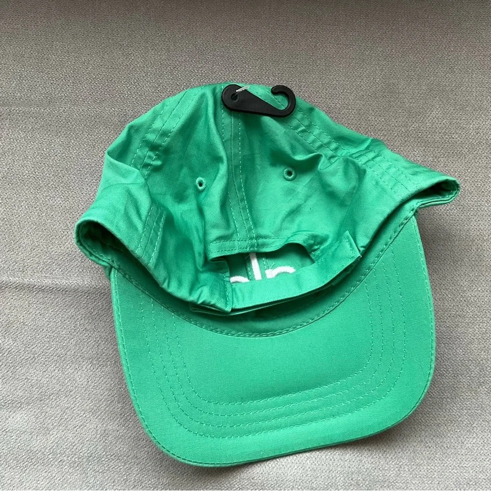 Alo Yoga Off-Duty Cap Green Lettuce/White - Picture 5 of 7